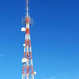Torre com antena de telecomunicação